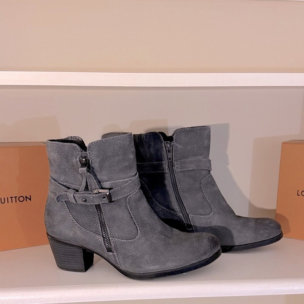 Earth Origins Women Tori Gray Ankle Boots size 8.5 Round Toe Buckle Block Heel